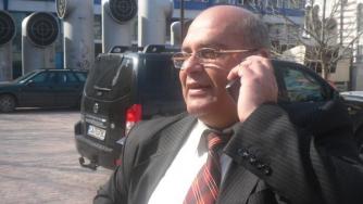 Ромският „еврокомисар“ подстрекава жена да се самозапали пред сградата на НКЖИ