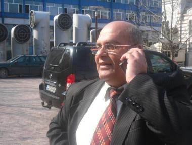 Ромският „еврокомисар“ подстрекава жена да се самозапали пред сградата на НКЖИ