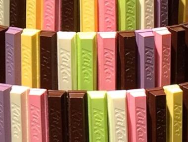 Nestlé прави фабрика само за цветни шоколади KitKat