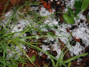 Градушка с размер на яйце удари част от Централна България