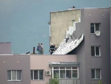 Буря събори част от изолацията на саниран от държавата блок