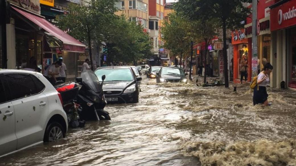 Порой и градушка потопиха Истанбул