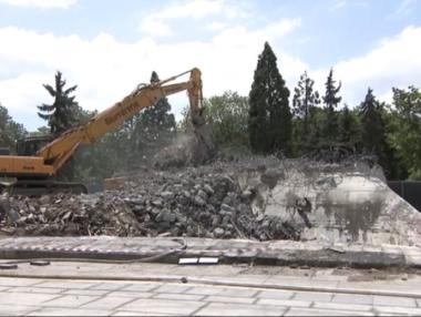 Паметникът пред НДК вече е в историята