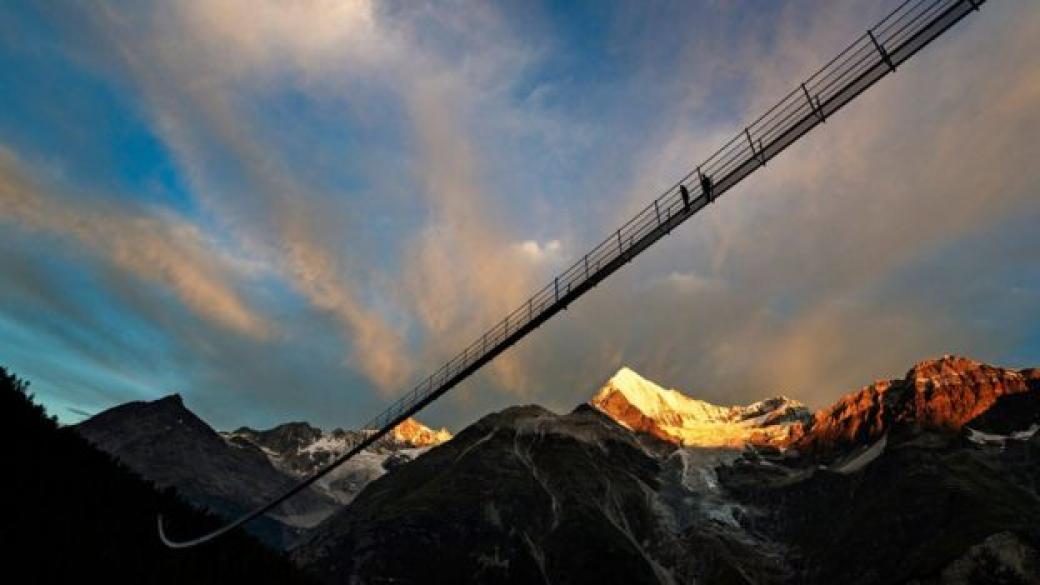 Швейцария построи най-дългия пешеходен мост в света
