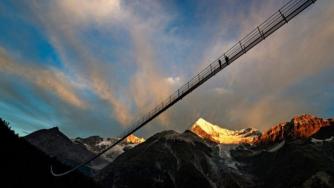 Швейцария построи най-дългия пешеходен мост в света