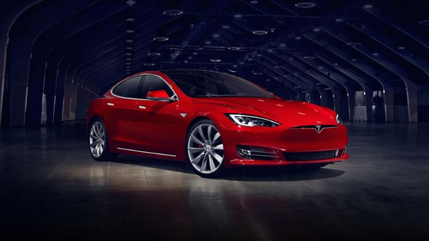 Защо червената Tesla Model 3 е по-скъпа