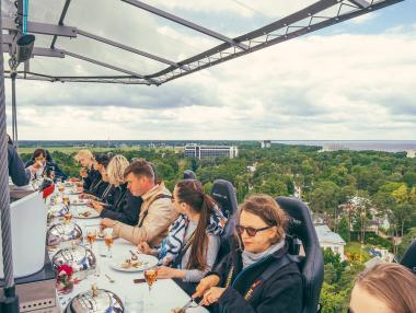 От седмица във Варна край морето е достъпна „вечеря в небето“