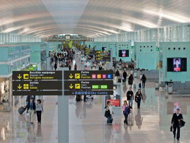 Пътници се сблъскват с дълги закъснения на полети в Барселона