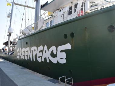 Корабът на Greenpeace акостира в пристанище Бургас
