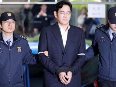 Прокурори в Сеул искат 12 години затвор за наследника на Samsung