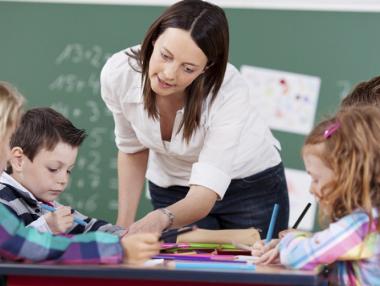 Минималната заплата на учителите става 760 лв.