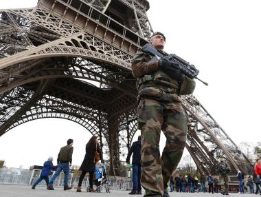 Кола е атакувала френски войници пред казарма в Париж