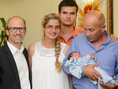 Бебето, родено в самолет, се прибра в България