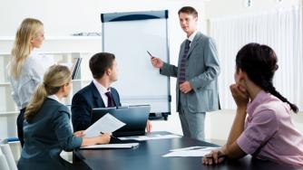 Всеки пети американец работи във „враждебна атмосфера“