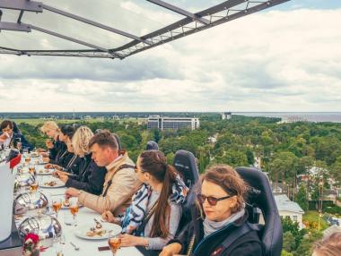 Данъчните затвориха въздушния ресторант във Варна
