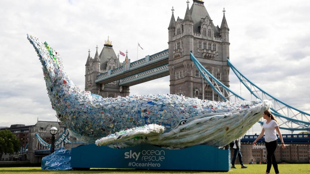 Кит от пластмасови боклуци се появи в Лондон