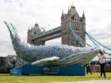 Кит от пластмасови боклуци се появи в Лондон