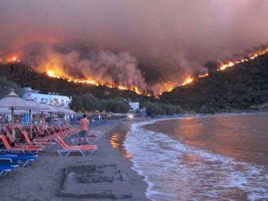 Огромни пожари бушуват на остров Кефалония