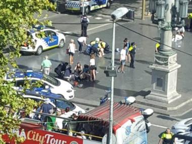 Микробус се вряза в тълпа хора в Барселона, има ранени