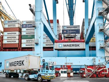 Moller-Maersk продаде нефтения си бизнес на френската Total