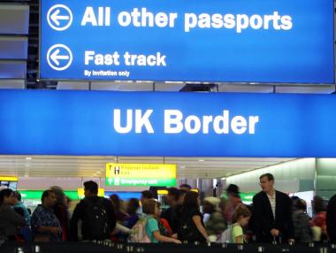 Почти всички чуждестранни студенти напускат Великобритания след завършване