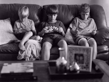 Снимките, които показват как сме се отдалечили един от друг