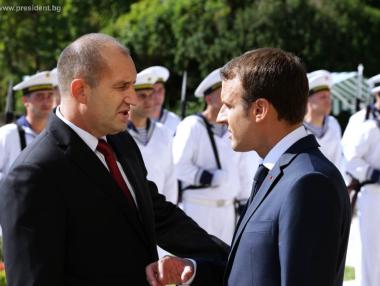 Радев посрещна Макрон с тържествена церемония в „Евксиноград“
