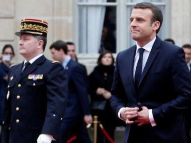 Популярността на Еманюел Макрон се срина