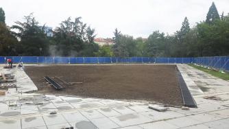 Паметникът пред НДК стана градинка