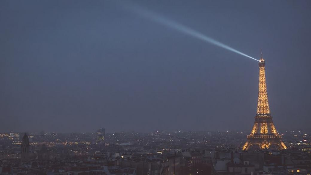 Фарът на Айфеловата кула спира да свети за месец