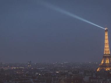 Фарът на Айфеловата кула спира да свети за месец