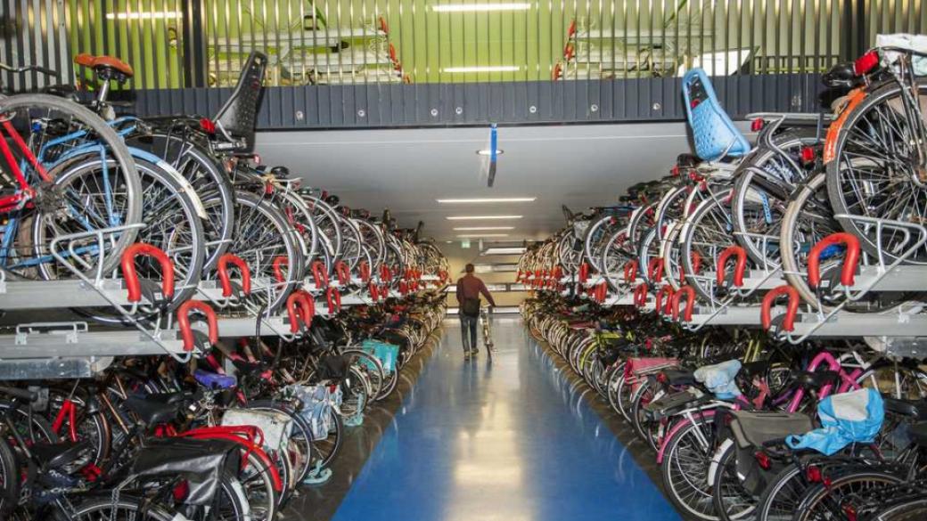 Холандия строи най-големия паркинг за колелета в света