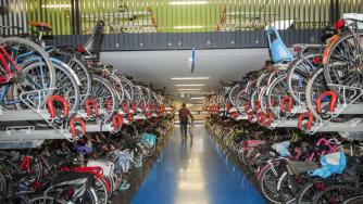 Холандия строи най-големия паркинг за колелета в света