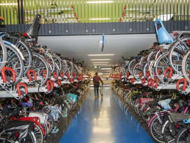 Холандия строи най-големия паркинг за колелета в света