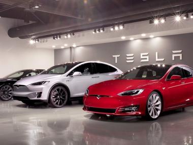 Атакуват Tesla заради анти-синдикални действия