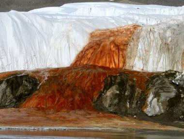 Учени разгадаха мистерията за Кървавия водопад в Антарктида