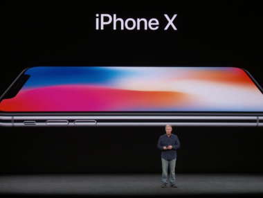 Apple представи юбилейния iPhone X с лицево разпознаване