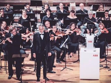 Бочели пя под съпровод на оркестър, дирижиран от робот