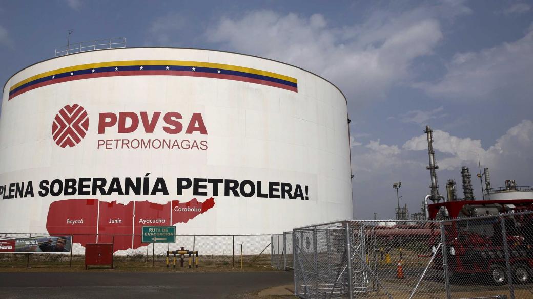 Венецуела забранява търговията с петрол в долари