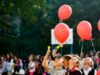 Над 75 000 първокласници влизат в класните стаи днес