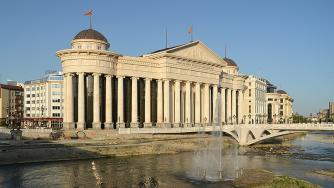 Скопие спира да строи „антични“ паметници, ще ги бута