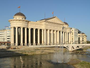 Скопие спира да строи „антични“ паметници, ще ги бута