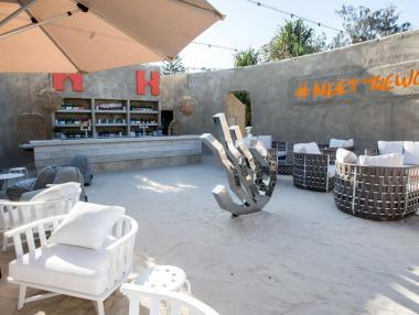 Отвори първият хостел, направен от пясък