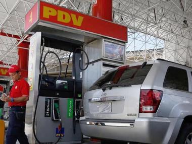 Многочасови опашки за бензин във Венецуела