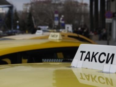 Държавата сваля изискванията към таксиметровите шофьори