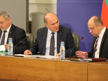 Държавата вдига минималните осигуровки средно с 3.9%