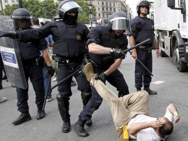 38 души са ранени след сблъсъци с полицията в Каталуния