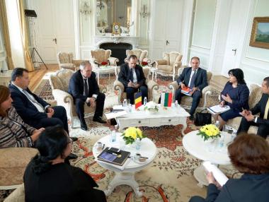 България и Румъния подписаха договор за аварийна доставка на енергия