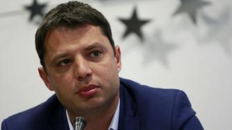 Делян Добрев депозира оставката си в деловодството на НС