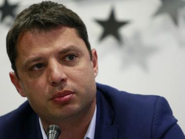 Делян Добрев депозира оставката си в деловодството на НС